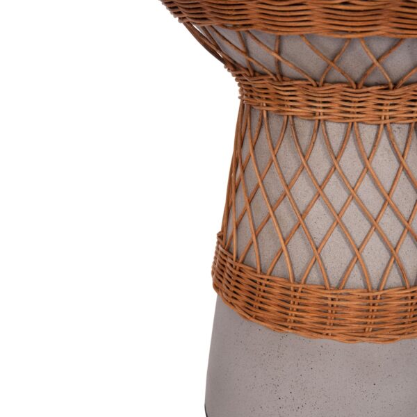 ΒΟΗΘΗΤΙΚΟ ΤΡΑΠΕΖΙ ΣΤΡΟΓΓΥΛΟ DELIA HM18167.03 FIBER CEMENT ΓΚΡΙ & RATTAN Φ40x45Υεκ - Image 6