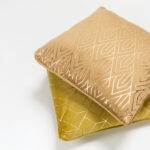 FAMA ΔΙΑΚΟΣΜΗΤΙΚΟ ΜΑΞΙΛΑΡΙ 45x45cm ΒΕΛΟΥΔΟ CARAMEL ΧΡΥΣΟ 025331 - Image 5