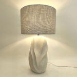 INIR ΦΩΤΙΣΤΙΚΟ ΕΠΙΤΡΑΠΕΖΙΟ 32x32x57cm ΚΕΡΑΜΙΚΟ ΜΠΕΖ ΛΙΝΟ ΓΚΡΙ 034594 - Image 2