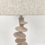 STRIO ΦΩΤΙΣΤΙΚΟ ΕΠΙΤΡΑΠΕΖΙΟ 28x28x61cm RESIN ΜΠΕΖ ΛΙΝΟ ΜΠΕΖ 034599 - Image 3