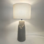 TEKTON ΦΩΤΙΣΤΙΚΟ ΕΠΙΤΡΑΠΕΖΙΟ 25x25x50cm ΚΕΡΑΜΙΚΟ ΓΚΡΙ ΛΙΝΟ ΛΕΥΚΟ 034596 - Image 2