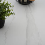 ΤΡΑΠΕΖΙ ΤΡΑΠΕΖΑΡΙΑΣ ΣΤΡΟΓΓΥΛΟ SYNTEC HM9309.02 SINTERED STONE ΛΕΥΚΟ ΜΕΤΑΛ.ΠΟΔΙΑ Φ115x75Y εκ. - Image 4