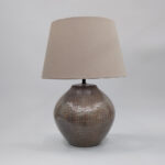 MIO ΦΩΤΙΣΤΙΚΟ ΕΠΙΤΡΑΠΕΖΙΟ 32.5x32.5x46cm ΚΕΡΑΜΙΚΟ ΚΑΦΕ ΜΠΕΖ ΥΦΑΣΜΑ ΚΑΦΕ ΜΠΕΖ 035316